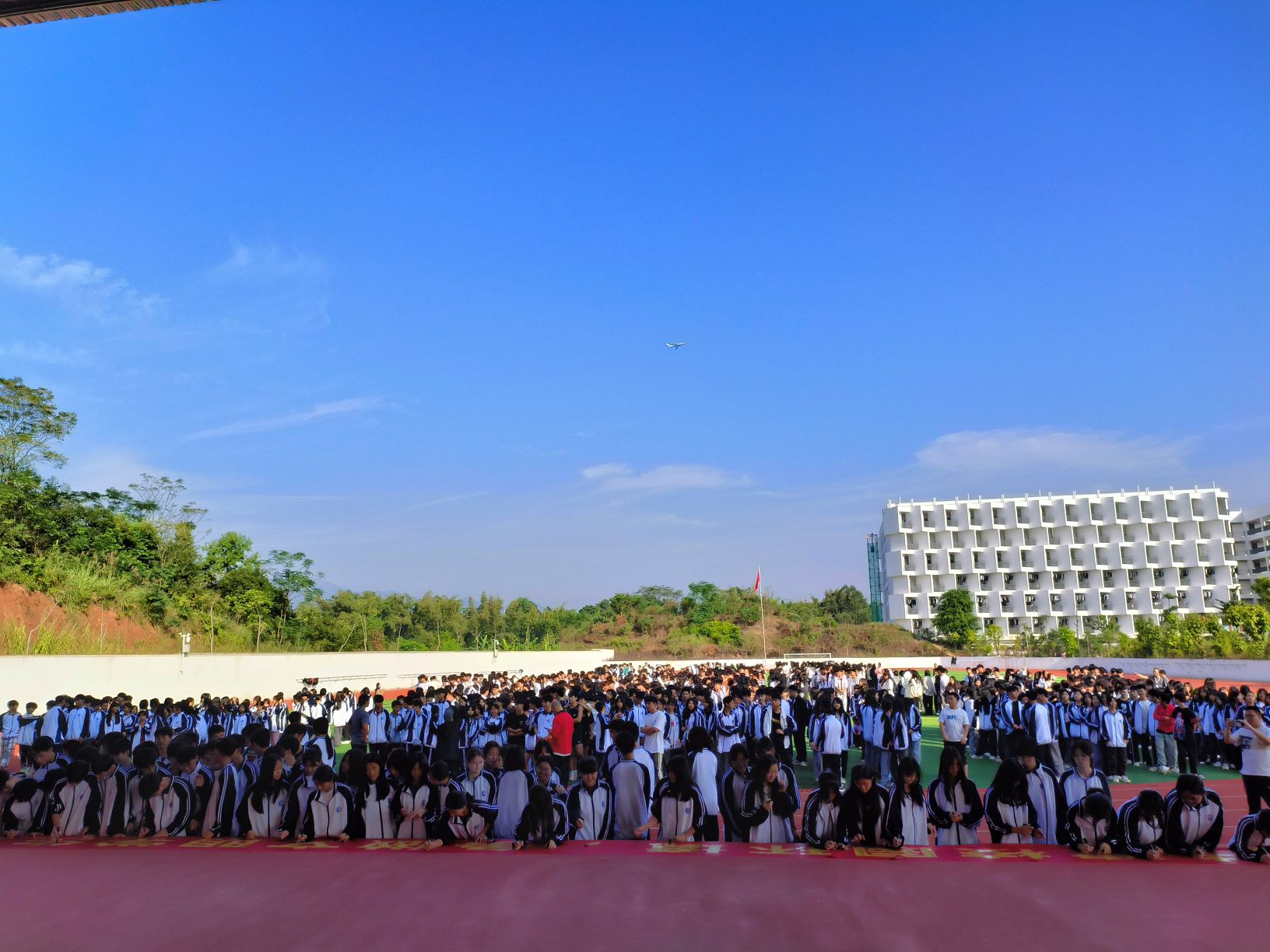 乐鱼在线-乐鱼在线（中国）开展＂爱护校园环境，共建文明校园＂主题活动签名仪式