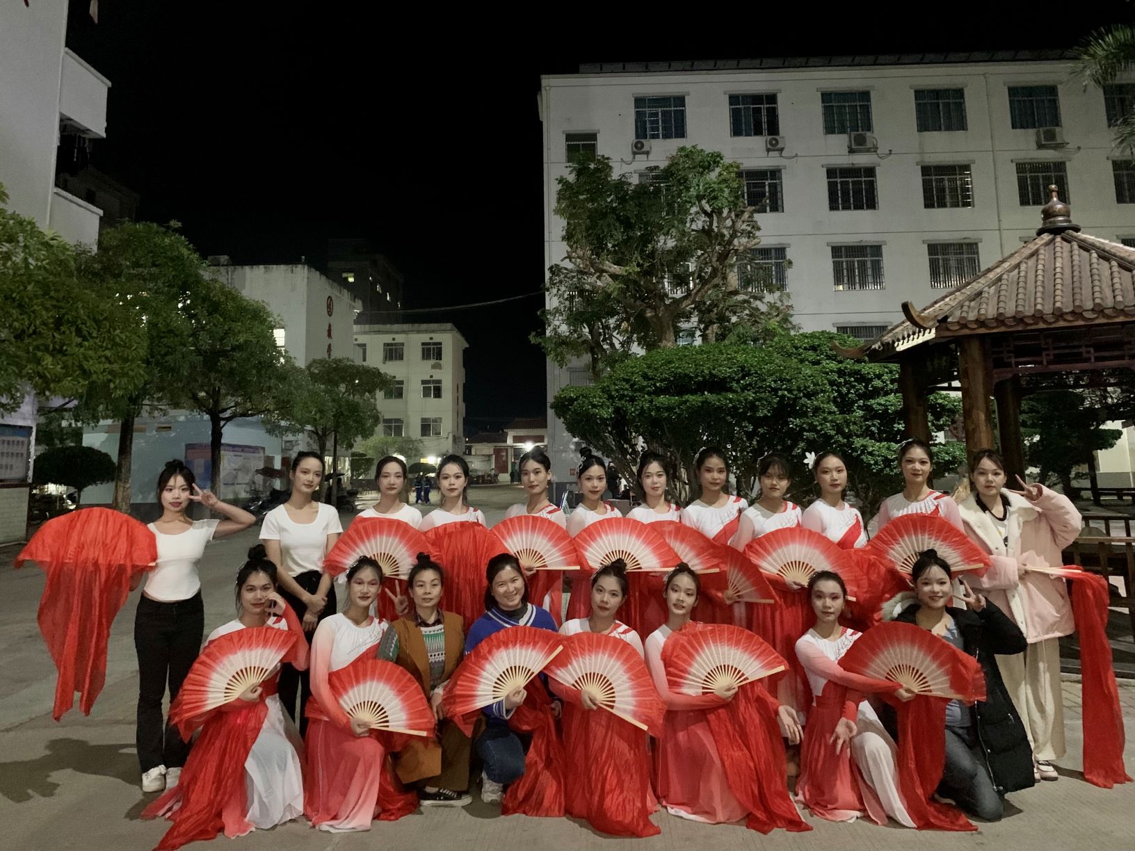 乐鱼在线-乐鱼在线（中国）到木乐一中绘画展示、参与晚会表演